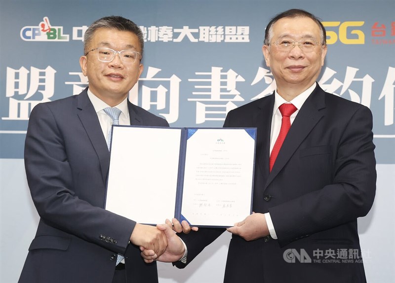台灣鋼鐵集團會長謝裕民（右）2日率領集團代表赴中華職棒聯盟辦公室，與中職會長蔡其昌（左）一同簽署加盟意向書，2人並握手致意。中央社記者張新偉攝 111年3月2日