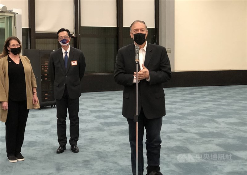 前美國國務卿蓬佩奧(右)2日晚間搭機抵台,下機後先在機場發表簡單談話。左起為蓬佩奧夫人蘇珊、外交部北美司長徐佑典。中央社記者吳睿騏桃園機場攝 111年3月2日