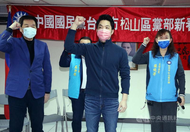 有意爭取國民黨提名參選台北市長的國民黨立委蔣萬安(中),2日上午前往松山區黨部進行新春團拜。中央社記者郭日曉攝 111年3月2日