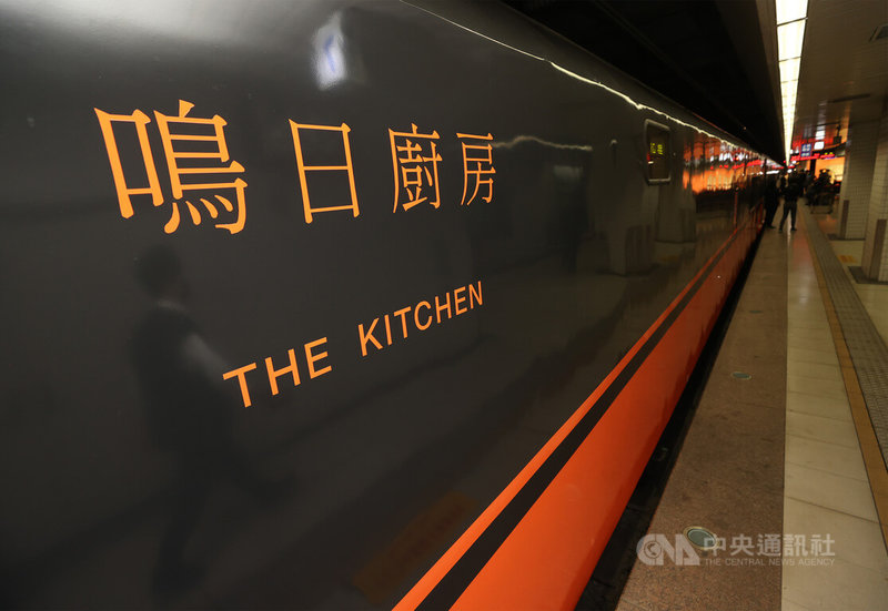 雄獅集團2日在南港車站舉辦「鳴日廚房」啟動記者會,宣布「鳴日號」觀光列車將攜手晶華集團,打造「鳴日廚房」餐車服務,搶攻國旅商機。中央社記者張新偉攝 111年3月2日