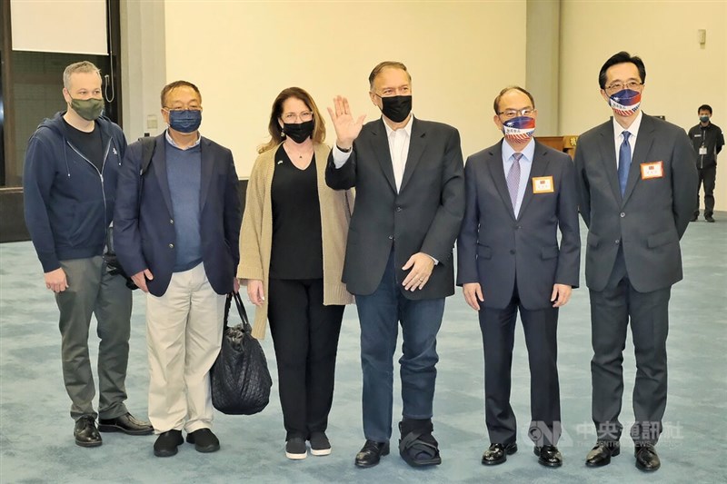 美國前國務卿蓬佩奧(右3)與夫人蘇珊(右4)、前國務院中國政策首席顧問余茂春(左2)等一行,2日晚間搭機抵台訪問,外交部政務次長曾厚仁(右2)、北美司長徐佑典(右)等代表接機。中央社記者吳睿騏桃園機場攝 111年3月2日