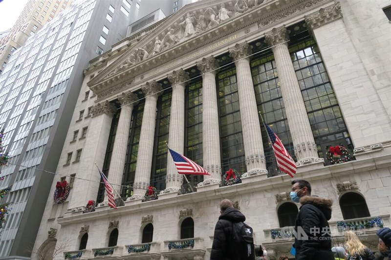 美國股市7日下挫,道瓊指數下跌逾460點,那斯達克指數重挫2%。圖為紐約證券交易所。(中央社檔案照片)