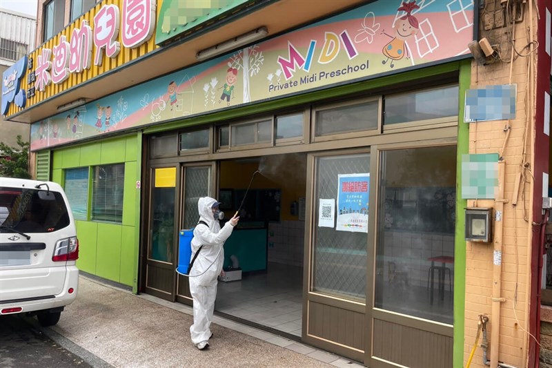 國內2日新增2例本土病例,皆與桃園米迪幼兒園案有關。圖為桃園環保局日前派員清消。(桃園市政府環保局提供)