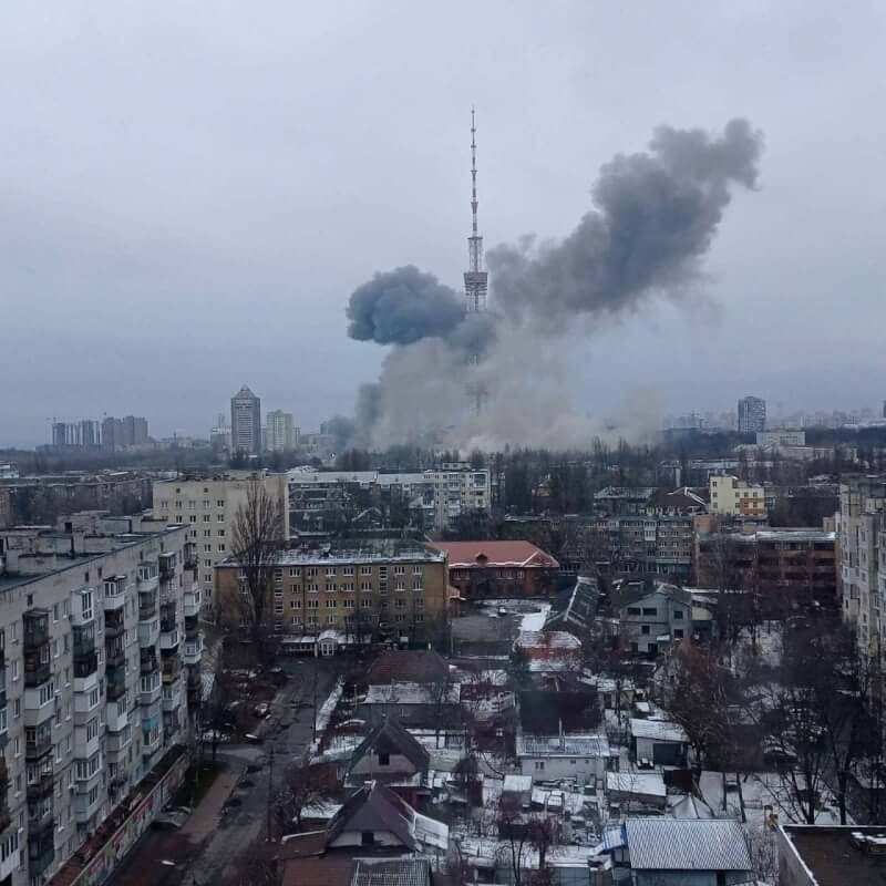 俄羅斯軍事入侵烏克蘭，引起國際撻伐。圖為基輔電視塔3月1日遭砲擊。（圖取自facebook.com/dsszzi）