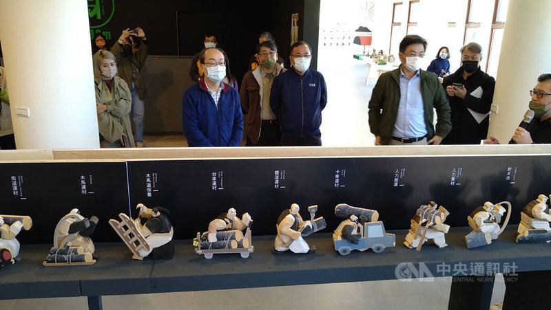 嘉義林管處2日發表創立台灣第1個森林品牌「森．2488」，並在阿里山入口轉運站設概念店，展出250種手作阿里山意象木製公仔，透過藝術創作讓遊客了解阿里山豐富自然與人文底蘊。中央社記者蔡智明攝  111年3月2日