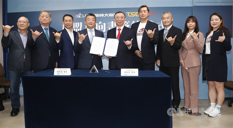 台灣鋼鐵集團會長謝裕民（右5）2日率領集團代表赴中華職棒聯盟辦公室，與中職會長蔡其昌（左4）一同簽署加盟意向書，並與球團董事長王炯棻（左3）等人合影留念。中央社記者張新偉攝 111年3月2日