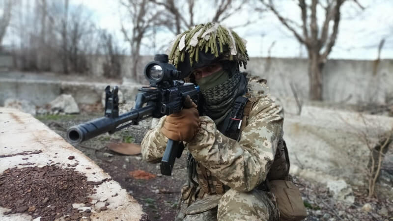 俄羅斯入侵烏克蘭近2週,烏方部隊設法擋下敵軍攻勢,抵抗能力獲西方盟邦讚揚。圖為烏克蘭士兵。(圖取自facebook.com/MinistryofDefence.UA)
