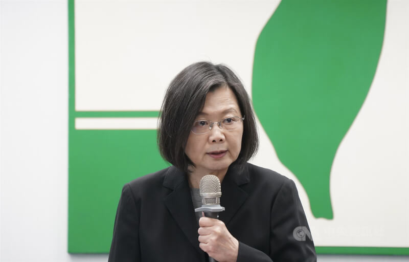 民進黨主席蔡英文（圖）2日在中執會前表示，將與副總統賴清德、行政院長蘇貞昌分別捐出一個月所得援助烏克蘭。中央社記者徐肇昌攝　111年3月2日