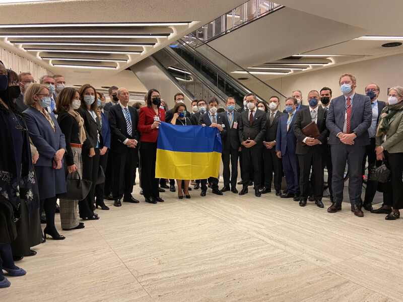 俄羅斯外交部長拉夫羅夫1日在聯合國會議發言期間，許多外交人員直接離場，並在場外聚集，手持烏克蘭國旗。（圖取自twitter.com/FR_Desarmement）