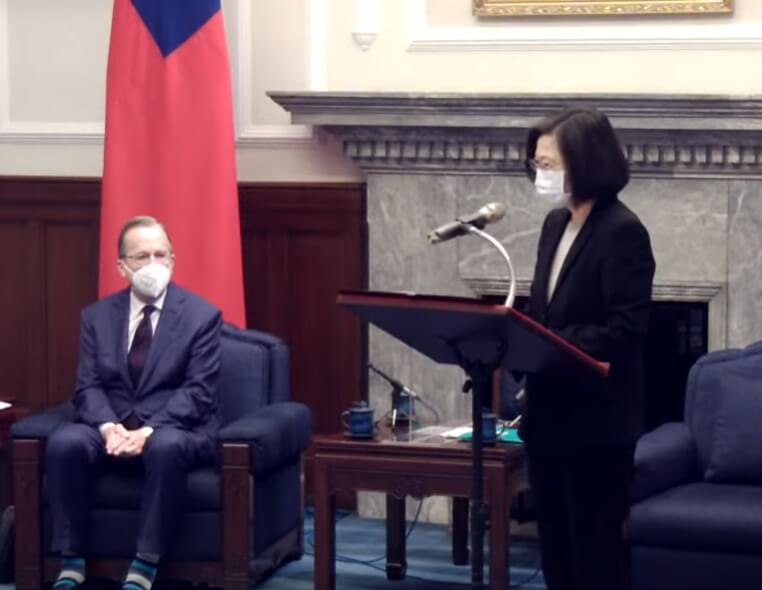 總統蔡英文(右)2日接見美國總統拜登指派的跨黨派資深代表團。(圖取自facebook.com/tsaiingwen)
