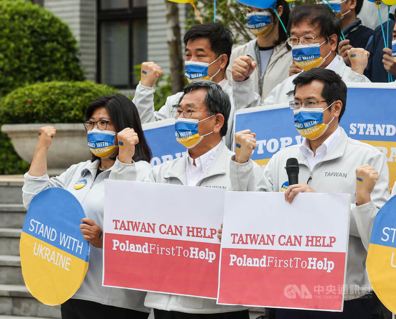 民進黨立委羅致政(前排右起)、陳明文、王美惠等人2日上午在立法院議場前廣場舉行「聲援烏克蘭,台灣站出來」記者會,眾人在右手畫上烏克蘭國旗的顏色,並配戴印有烏克蘭國旗配色的口罩,表達對烏克蘭的支持。中央社記者鄭清元攝 111年3月2日
