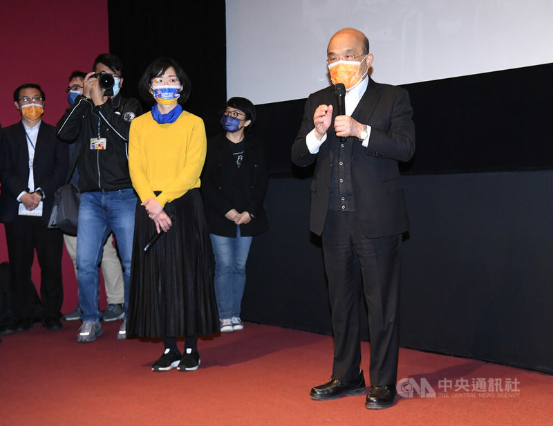 紀錄片「時代革命」拍下香港人民走上街頭爭取民主自由的反送中運動，近期在台上映。行政院長蘇貞昌（右）2日晚間出席由民進黨立委蘇巧慧（黃衣者）舉辦的包場活動，呼籲民眾一起進戲院撐香港，再次傳達台灣與香港站在一起。中央社記者趙世勳攝 111年3月2日