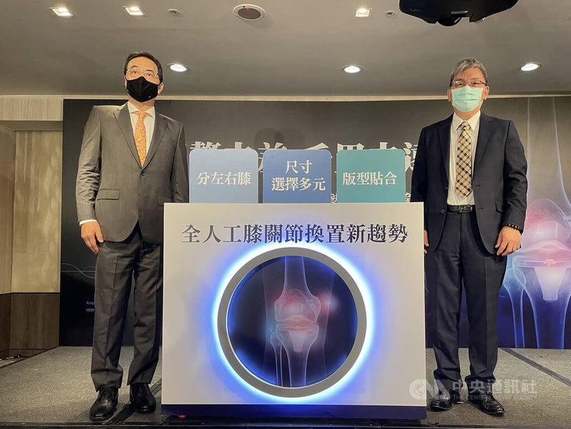 國內「換膝權威」、郵政醫院長陳健煜(左)與高雄醫學大學附設醫院骨科部部長黃炫迪(右),3日同台出席「膝關節置換新趨勢」記者會,分享民眾對於膝關節保健、治療建議與迷思。中央社記者江慧珺攝 111年3月3日
