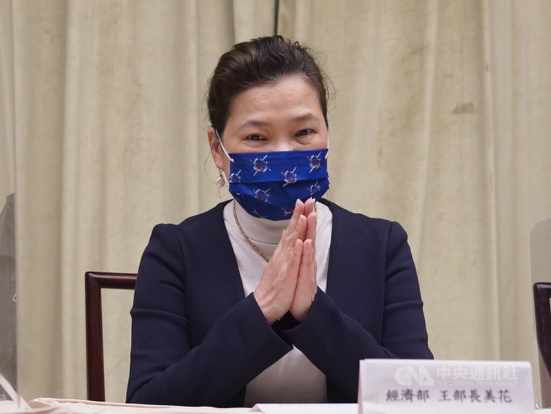 興達電廠開關場3日上午發生事故，導致全台大範圍停電，台電初判是人為疏失。經濟部長王美花（圖）為此向行政院長蘇貞昌自請處分，並在晚間的記者會上雙手合十表達歉意。中央社記者徐肇昌攝 111年3月3日