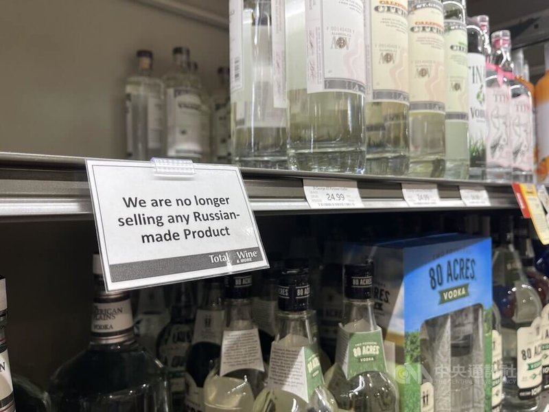 為了譴責俄羅斯入侵烏克蘭,美國加州一處酒類專賣店的貨架上貼出告示「我們不再販售任何俄羅斯製造的產品」。中央社記者林宏翰洛杉磯攝 111年3月3日