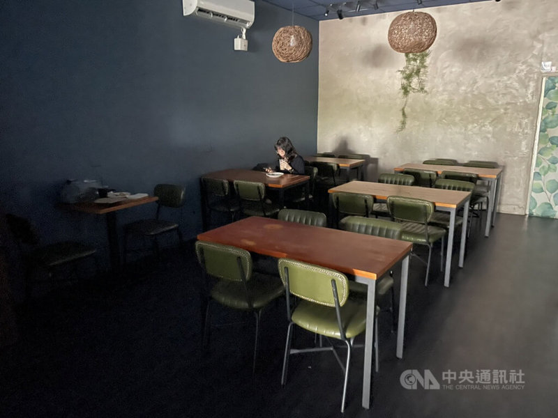 雲林縣斗六市3日上午9時許突然停電,民眾靠著微弱的日光在早餐店內用餐。中央社記者姜宜菁攝 111年3月3日