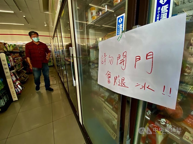 全台3日上午無預警大範圍停電,台南、高雄地區更是全區停電。圖為高雄地區一家便利商店難逃沒電窘境,店員在低溫區張貼「請勿開門、會退冰」告示提醒消費民眾。中央社記者董俊志攝 111年3月3日