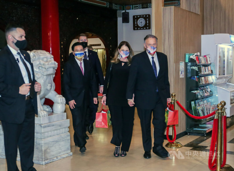 副總統賴清德3日晚間在台北圓山大飯店宴請前美國國務卿蓬佩奧(Mike Pompeo)(右)與其夫人蘇珊(Susan Pompeo)(右2),2人會後與外交部長吳釗燮(左2)一同步出飯店。中央社記者裴禛攝 111年3月3日