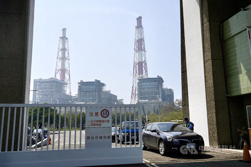台電興達電廠開關場3日上午9時7分突發事故,導致南部地區電力供需失衡,龍崎超高壓變電南機組因而跳脫,系統自動切離保護,瞬間喪失1050萬瓩,造成全台大範圍停電。圖為高雄興達發電廠車輛進出情形。中央社記者董俊志攝 111年3月3日