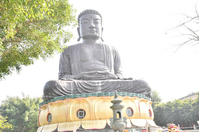 彰化八卦山大佛有漏水、油漆脫落等問題需修復,民國109年修復工程動工後,廠商卻終止契約造成工程中斷,文化局重新招標,由新的監造及營造商得標進行修復,預計今年12月可完工。(彰化縣政府提供)中央社記者吳哲豪傳真 111年3月3日