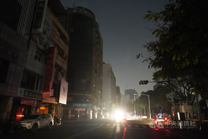 興達電廠開關場事故3日釀全台大範圍停電,南部成停電重災區,台南、高雄及屏東入夜後仍有多處未能完全恢復供電。圖為高雄市苓雅區天黑後尚未復電,街頭路口號誌停擺。中央社記者董俊志攝 111年3月3日