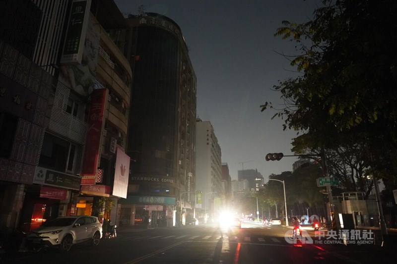 高雄市苓雅區天黑後尚未復電,街頭路口號誌停擺。中央社記者董俊志攝 111年3月3日