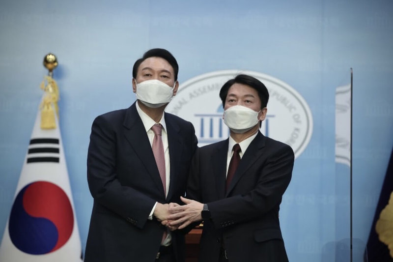 韓國總統大選將至，國民之黨總統候選人安哲秀（右）3日宣布將退選，與國民力量候選人尹錫悅（左）合作，促成政黨輪替。（國民力量提供）中央社記者廖禹揚首爾傳真 111年3月3日