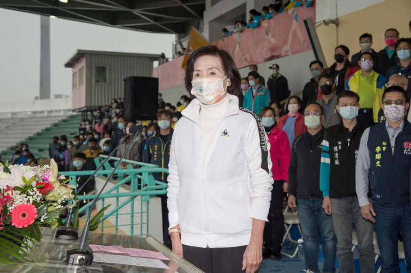 宜蘭縣長林姿妙(中)的女兒林羿伶捲入弊案,宜蘭檢方聲押後宜蘭地院裁定請回,檢方抗告,高院裁定發回地院更裁。林姿妙3日出席公開活動時受訪表示,希望司法趕快調查清楚,還她們清白。(宜蘭縣政府提供)中央社記者沈如峰宜蘭縣傳真 111年3月3日