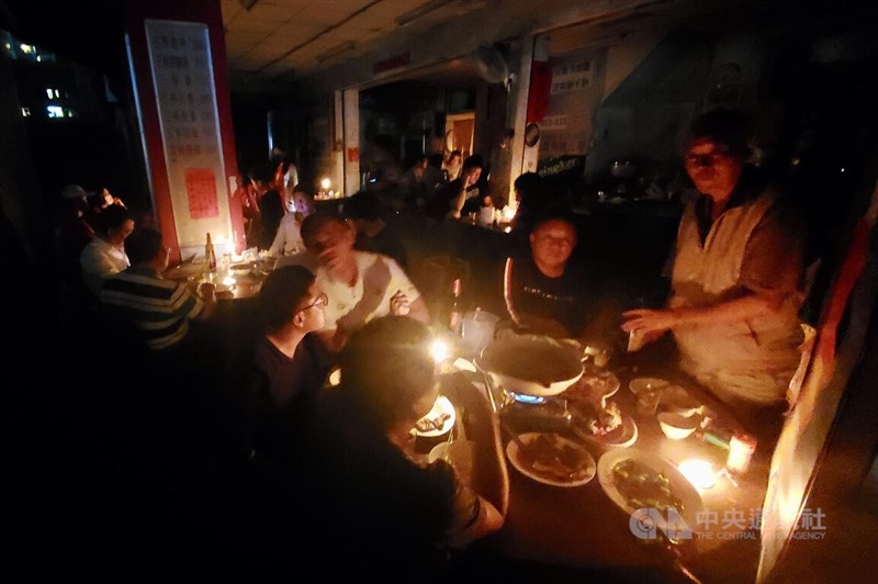 全台3日無預警大停電,初判為人為疏失,至晚間高雄部分地區仍未完全恢復供電。圖為一家餐廳業者為各桌消費者點上蠟燭,民眾在燭光下用餐。中央社記者董俊志攝 111年3月3日
