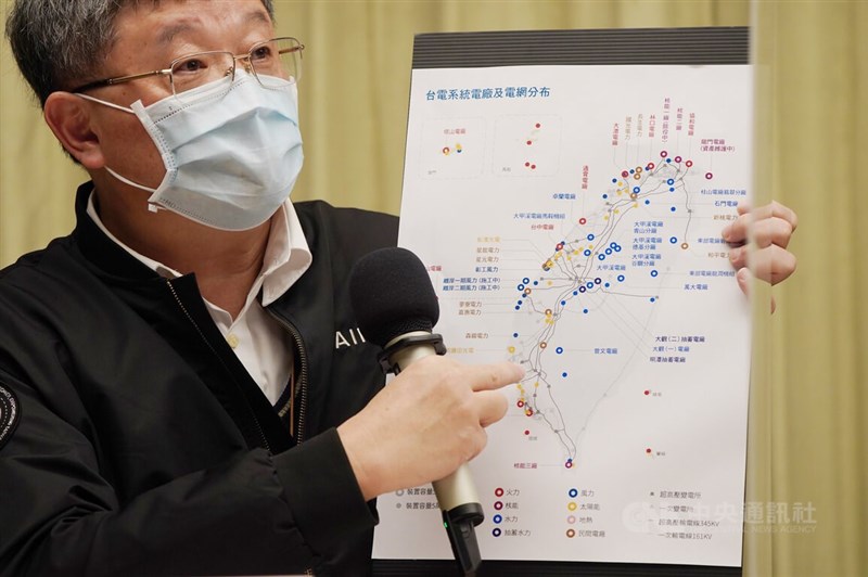 興達電廠事故造成全台大停電,經濟部長王美花3日晚間率台電高層及專業總工程師吳進忠(圖)等人舉行記者會,說明事故原因、初步調查結果以及賠償方案。中央社記者徐肇昌攝 111年3月3日