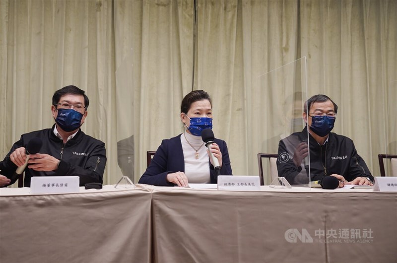 興達電廠事故造成全台大停電,經濟部長王美花(中)3日晚間與台電公司董事長楊偉甫(左)、總經理鍾炳利(右)召開記者會,會中二度致歉,並宣布補償方案。中央社記者徐肇昌攝 111年3月3日