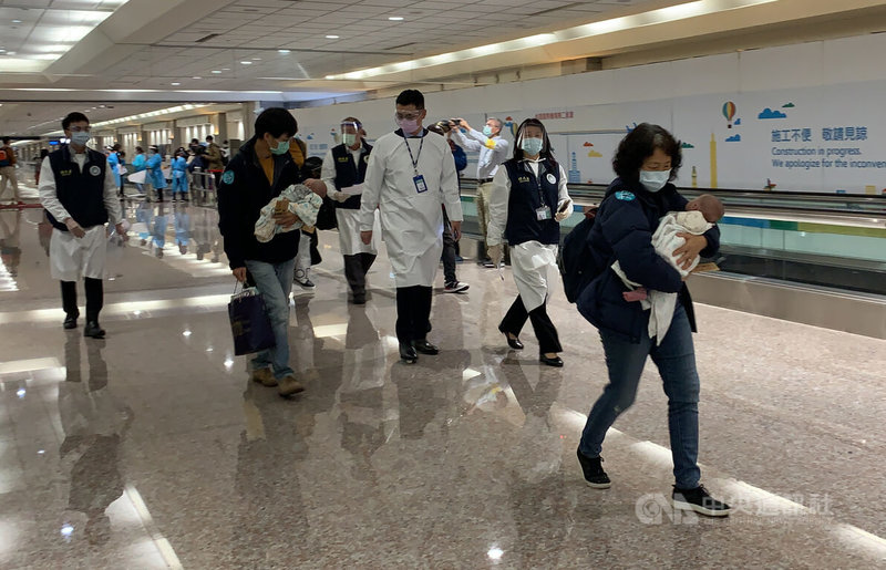 旅居烏克蘭台人與留學生共10人一度受困土耳其機場，在政府等相關單位協助下3日搭機返台，僑民當中還包含了2名嬰兒，為出生僅3個月的雙胞胎。中央社記者葉臻  111年3月3日