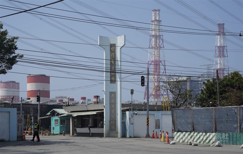 台電表示，3日上午因興達電廠開關場事故造成全台大停電，停電戶數共約549萬戶。圖為高雄興達發電廠外觀。中央社記者董俊志攝　111年3月3日