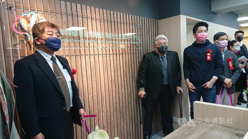 衛福部長陳時中(左)與國民黨立委蔣萬安(前右)3日下午出席全台首個精神障礙者社會融合與自立生活支持中心揭牌儀式,面對精障者復歸社會,兩人態度一致。中央社記者陳婕翎攝 111年3月3日