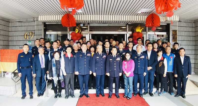 台北市警察局中正第一分局博愛路派出所喬遷新址揭牌典禮3日舉行,北市警局長楊源明(前中)出席與會,期勉同仁們持續努力為轄區服務。(台北市中正第一分局提供)中央社記者黃麗芸傳真 111年3月3日