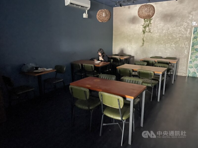 雲林縣斗六市3日早上9時許突然停電,民眾靠著微弱的日光在早餐店內用餐。(中央社)