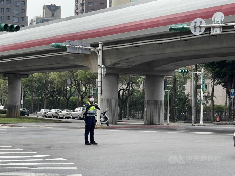 全台上午9時左右無預警傳出停電消息,北市北投區大業路一處路口交通號誌全黑,靠臨時出動的交警指揮。(中央社)