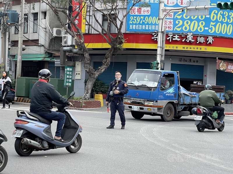 北市北投區大業路一處路口3日交通號誌全黑,交警協助指揮。(中央社)