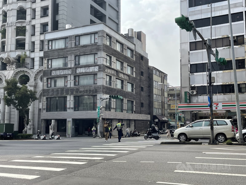 北市民權東路中原街口紅綠燈不亮,員警指揮交通。(中央社)