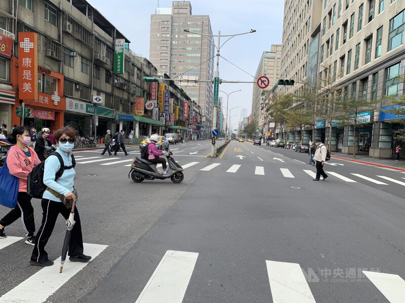 全台上午9時左右無預警傳出停電消息,北市忠孝東路5段部分紅綠燈不亮。(中央社)