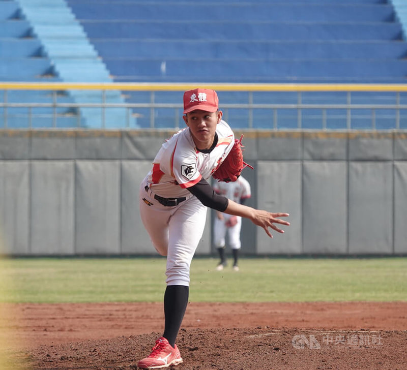 110學年度高中棒球聯賽(木棒組)第4階段(12強賽)3日開打,台東體中投手陽益政(圖)總計用87球投7.1局,沒被敲出安打,投出6次三振、無失分,終場台東體中以4比1擊敗東石高中,晉級8強,陽益政也拿下個人本屆木棒聯賽首勝。中央社記者謝靜雯攝 111年3月3日