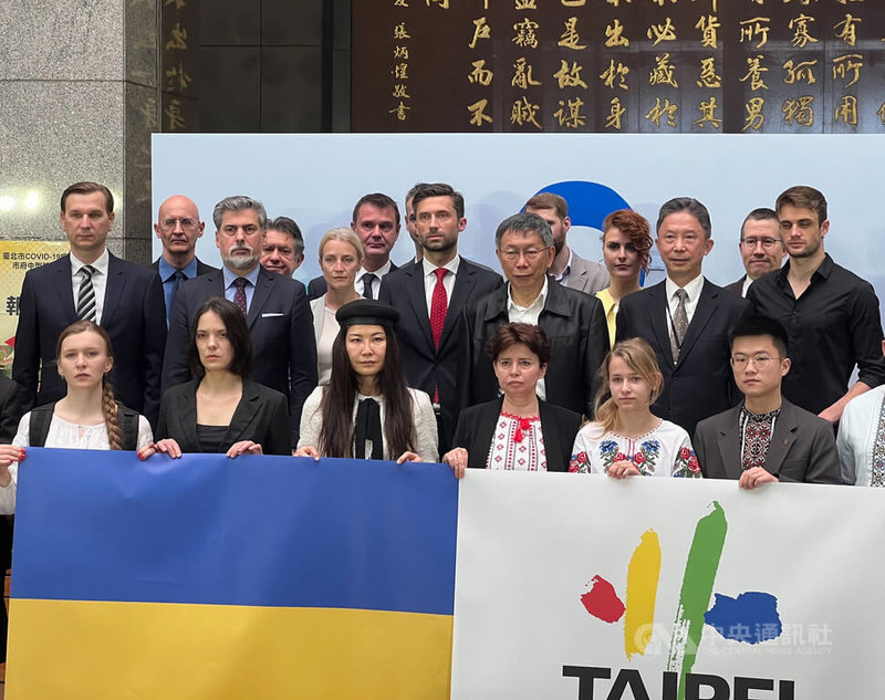 台北市政府3日舉行「響應自由城市協議/台北聲援烏克蘭」活動,在市府中庭設置背板,歡迎民眾貼上寫著祝福話語的便條紙,市長柯文哲(2排右3)並同時宣布,將以個人名義捐出新台幣10萬元。中央社記者陳昱婷攝 111年3月3日