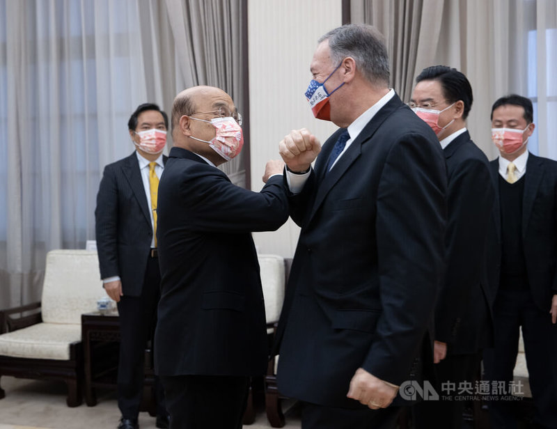 行政院長蘇貞昌(前左)3日在行政院接見美國前國務卿蓬佩奧(Mike Pompeo)(前右),雙方碰肘致意。中央社記者謝佳璋攝 111年3月3日