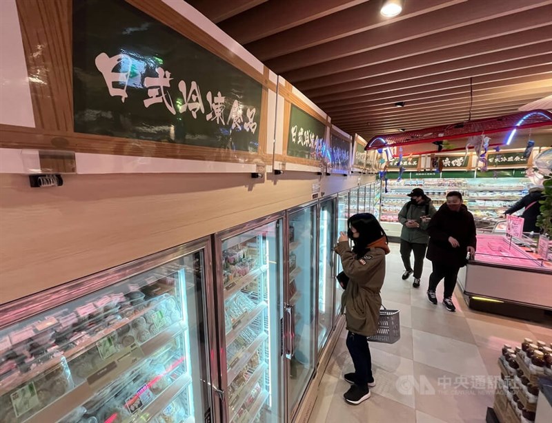 日本福島5縣食品開放進口,衛福部食藥署表示,有11縣市的地方食安自治條例有福島5縣食品禁制規定,牴觸憲法及中央食安法規,已函告自2月21日起即無效。圖為民眾在超市採買日是冷凍食品。(中央社檔案照片)