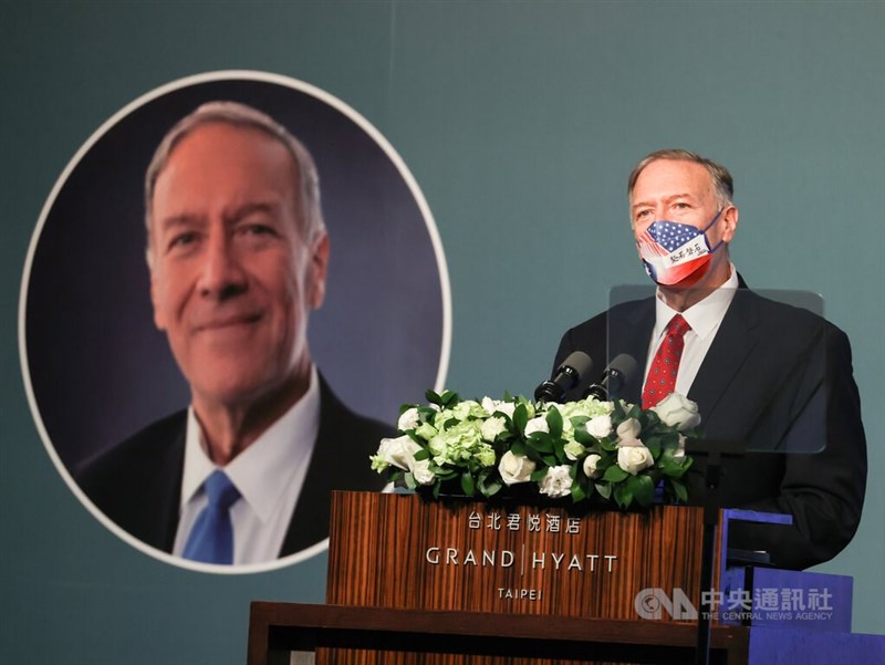美國前國務卿蓬佩奧(Mike Pompeo)(圖)與前國務院政策規劃處中國小組組長余茂春等人2日訪台,4日上午蓬佩奧在台北君悅酒店發表演說。中央社記者張新偉攝 111年3月4日