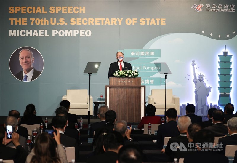 美國前國務卿蓬佩奧(Mike Pompeo)(中)於川普政府時期擔任美國第70任國務卿,2018至2021年在任期間,多次發表友台言論,並於卸任前夕取消台美交往限制。他與前國務院政策規劃處中國小組組長余茂春等人2日訪台,4日上午在台北君悅酒店發表演說。中央社記者張新偉攝 111年3月4日