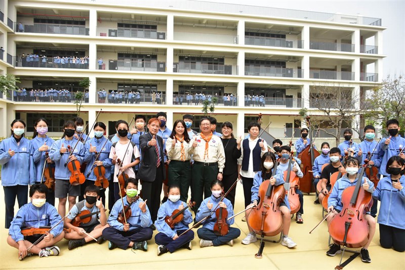 新竹縣成功國中弦樂團3日在音樂比賽演奏指定曲時,才彈奏幾個音全場旋即陷入一片漆黑,學生們繼續演奏表現完美,最後奪得特優佳績。縣長楊文科(2排中)4日親自到校給予肯定。(新竹縣政府提供)中央社記者魯鋼駿傳真 111年3月4日