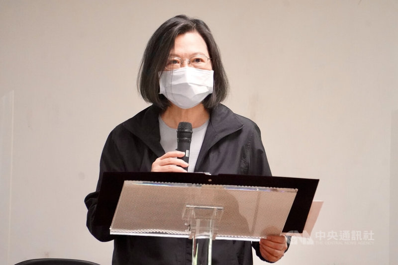 總統蔡英文(圖)4日上午前往高雄市視察興達發電廠,並聽取簡報;蔡總統表示,要對3日停電事故,造成國民不便表達歉意,尤其對停電較久的南部鄉親,她更要表達歉意。中央社記者董俊志攝 111年3月4日