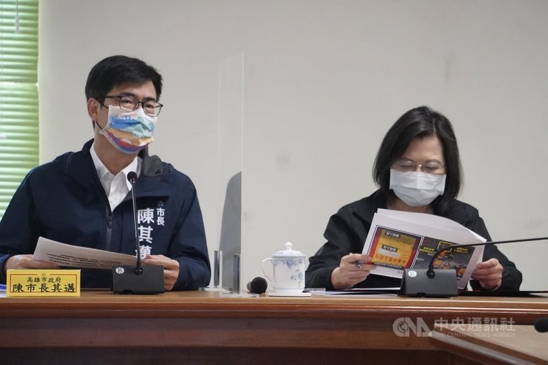 興達發電廠開關廠故障,造成3日全台大停電。總統蔡英文(右)4日南下視察並聽取簡報,左為高雄市長陳其邁。中央社記者董俊志攝 111年3月4日