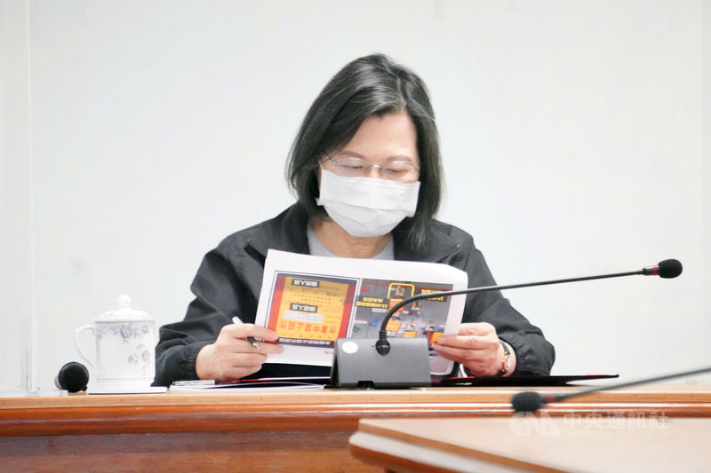 興達發電廠3日人為疏失造成全台大停電。總統蔡英文4日南下視察興達發電廠並聽取簡報;蔡總統說,停電事故是人為操作失誤,影響這麼多國民,非常不應該,應整體檢討。中央社記者董俊志攝 111年3月4日